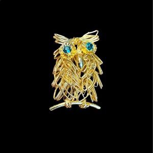 𝅺DIRECTION One gold tone wire owl brooch